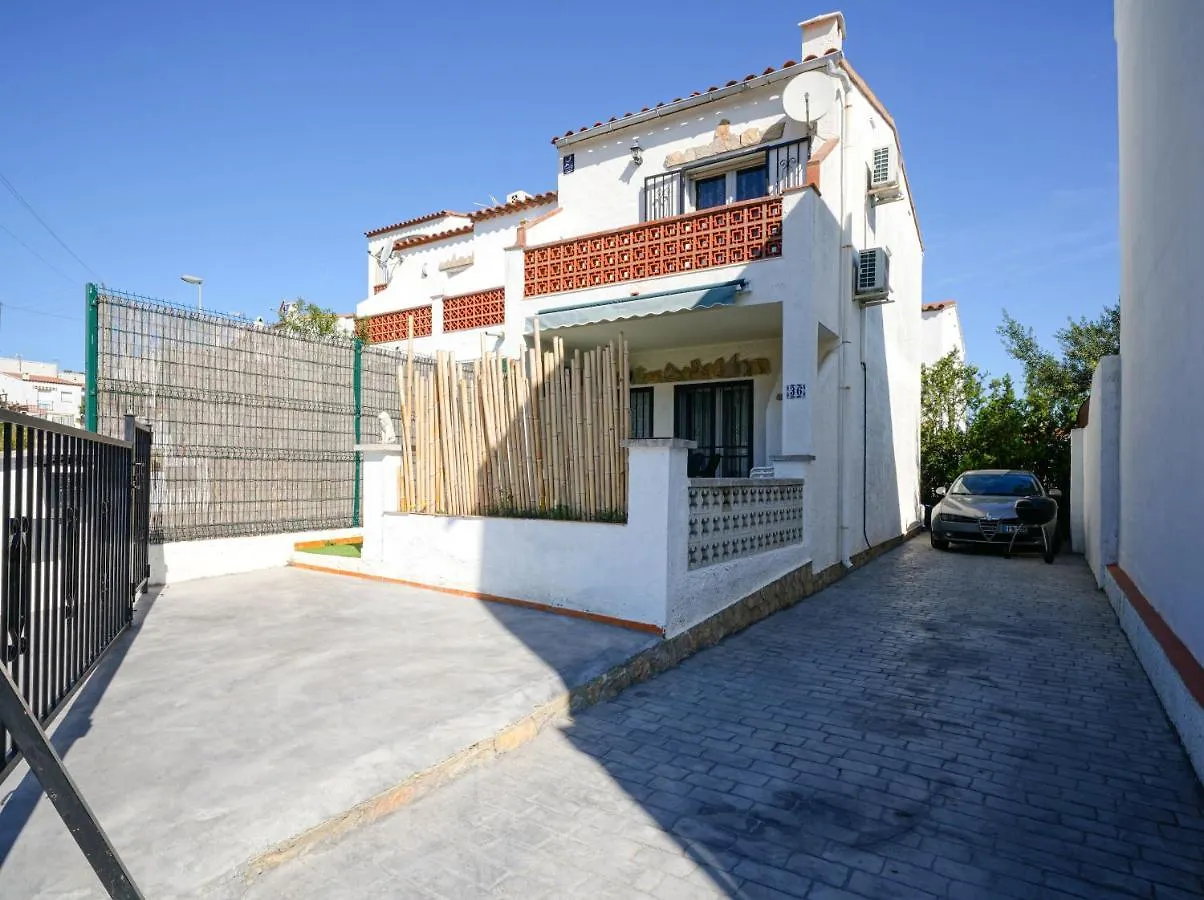 Maison De Vacances Avec Piscine Communautaire - Wehostyou Roses