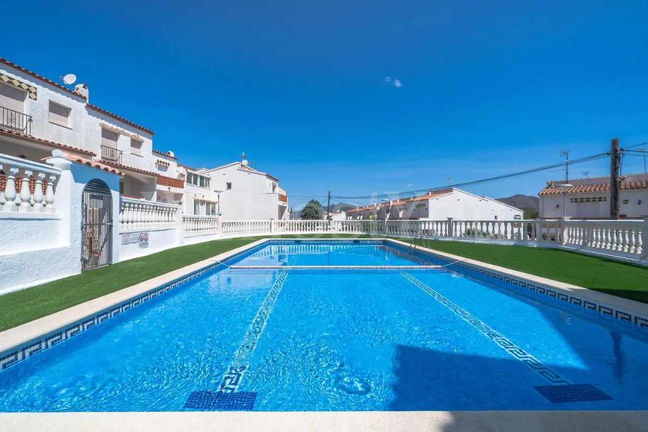 Holiday home Maison De Vacances Avec Piscine Communautaire - Wehostyou Roses